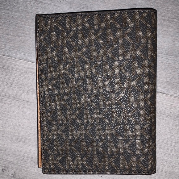Michael Kors Passport Holder - Picture 2 of 3